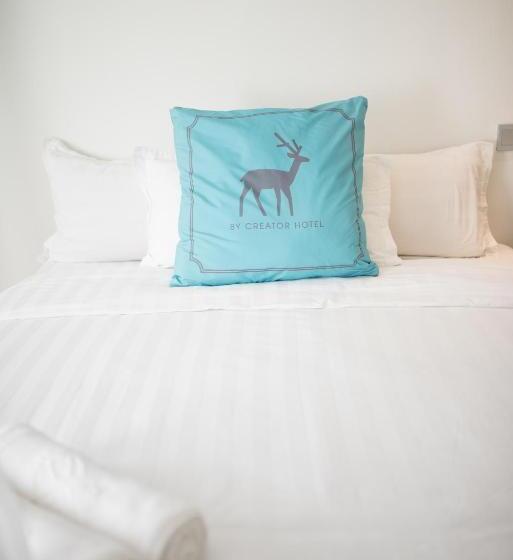 غرفة سوبيريور فردية, Creator