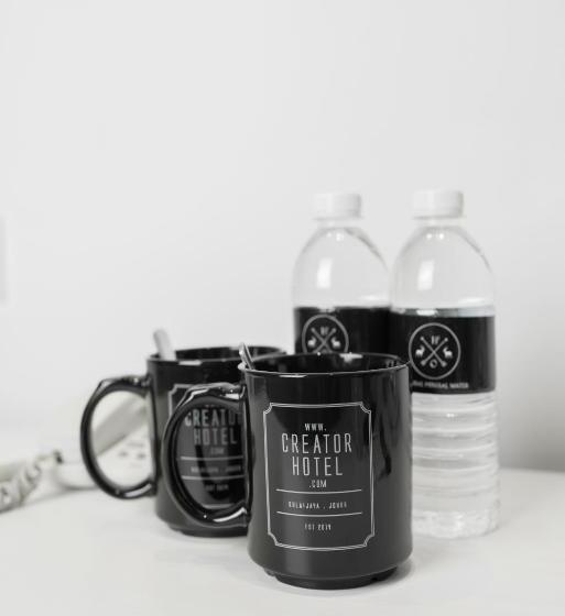 غرفة سوبيريور, Creator