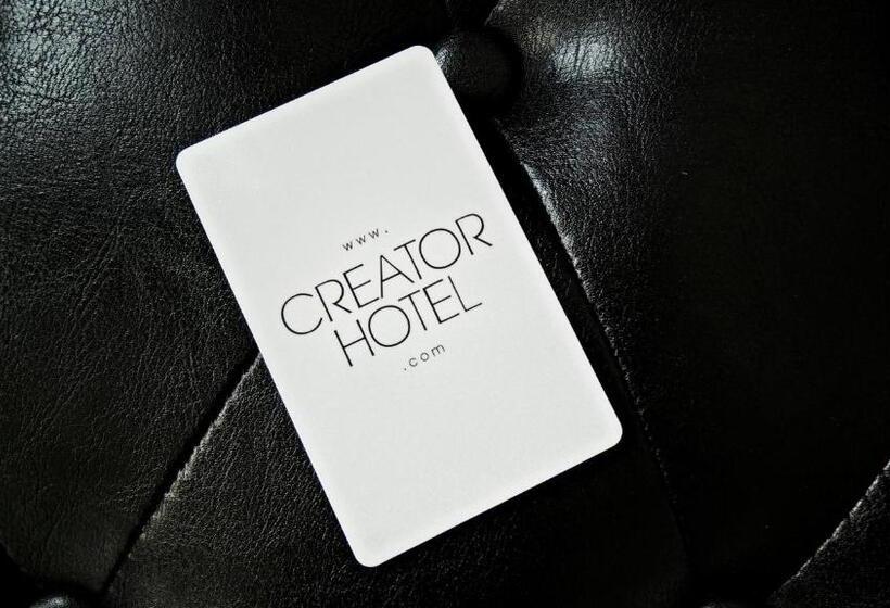 جناح ديلوكس, Creator