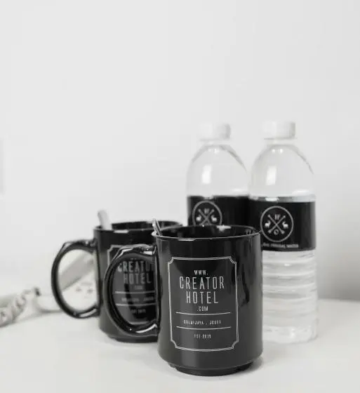 Deluxe-sviitti, Creator