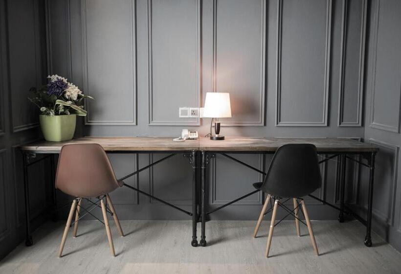 جناح ديلوكس, Creator