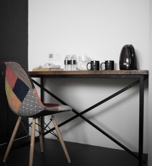 جناح ديلوكس, Creator