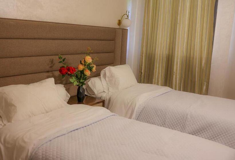 اتاق لوکس با چشم‌انداز شهر, Hôtel Des Lilas