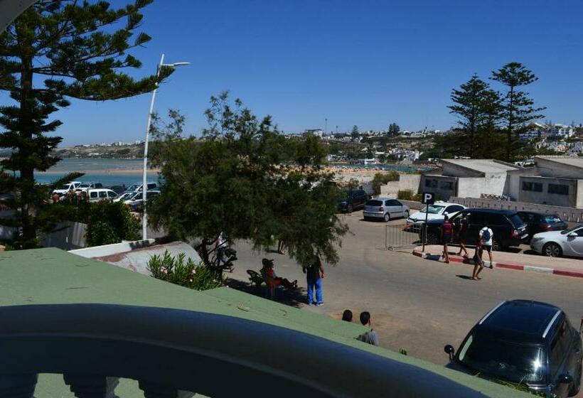 스탠다드 트리플 룸, L'initiale