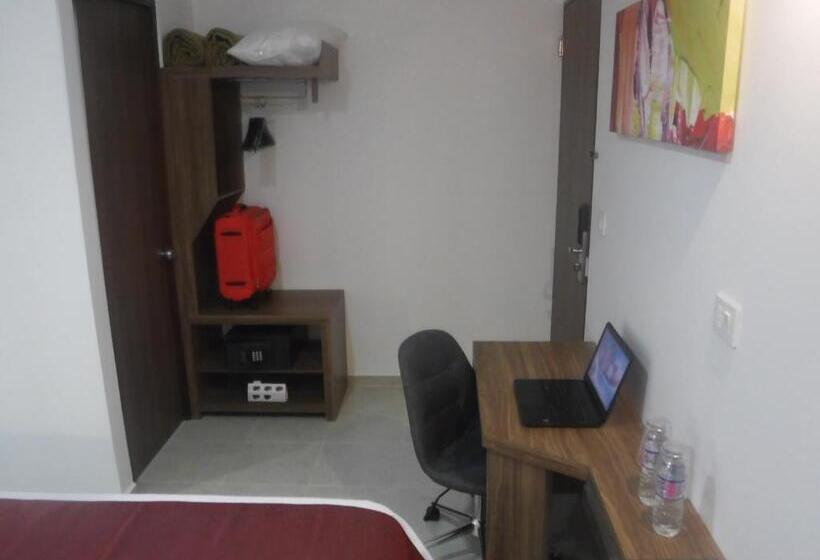 带2个双人床的标准工作室, Astro Inn Hotel Express