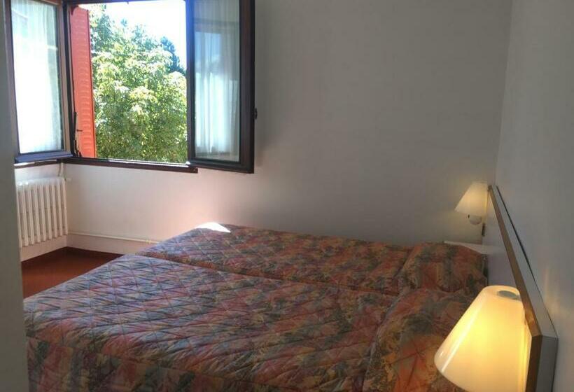 غرفة قياسية ثلاثية, Hôtel Restaurant Le Pavillon