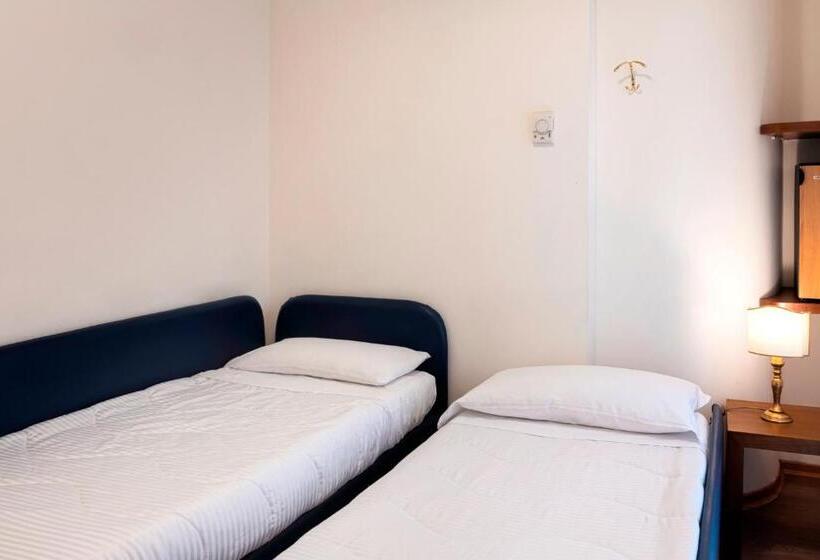 Номер Economy, International