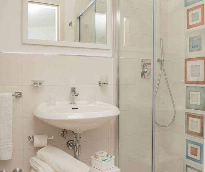 חדר קלאסי לשלושה, La Caravella