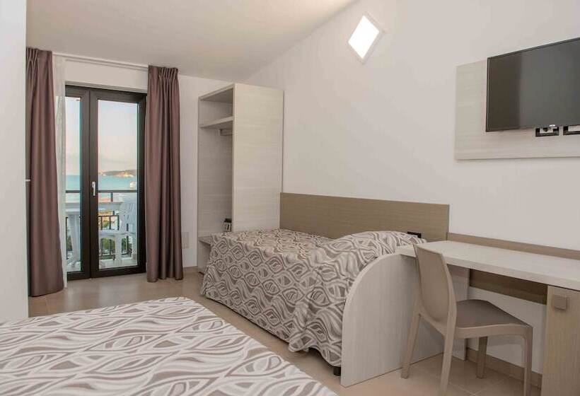 חדר סופריור לשלושה עם נוף לים, La Caravella