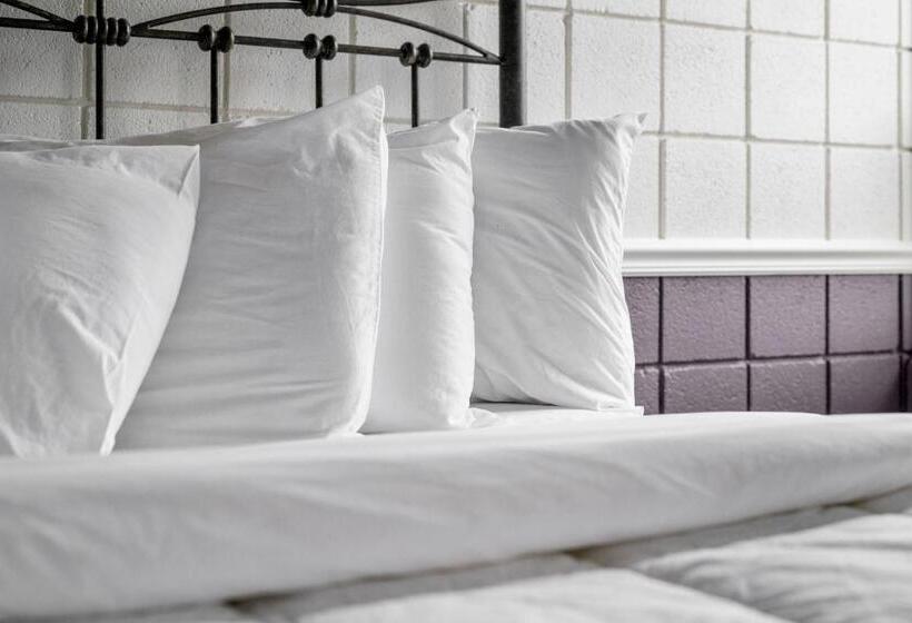 غرفة قياسية, The Fountain Inn