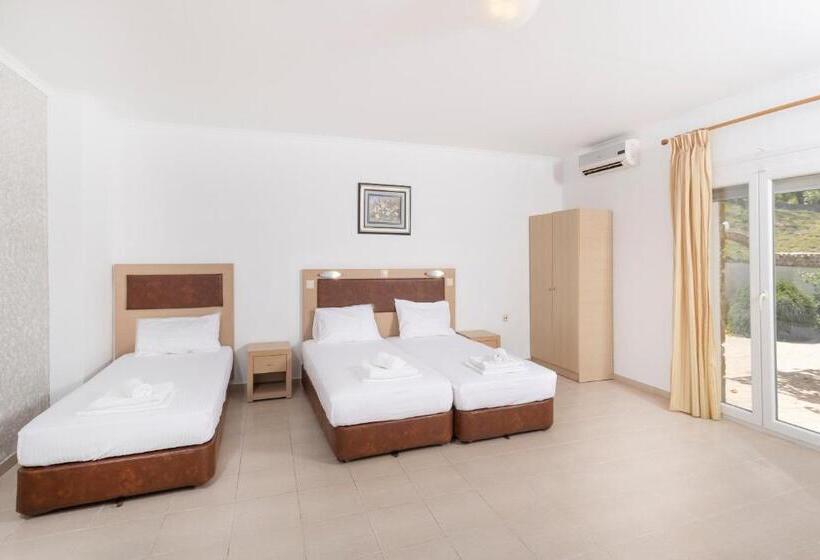 Трехместный Номер Стандарт Вид на Сад, Villa Helga Exotic