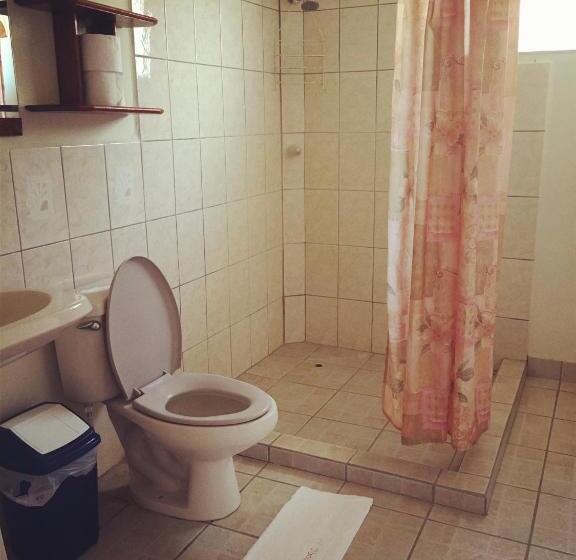 חדר בסיסי לשלושה, El Pacifico