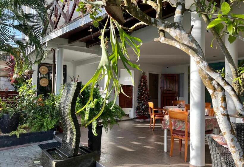 اتاق راحتی سه تخته, Villa Famiri Boutique