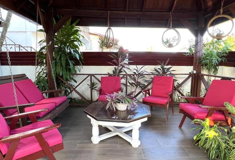 اتاق لوکس سه تخته, Villa Famiri Boutique