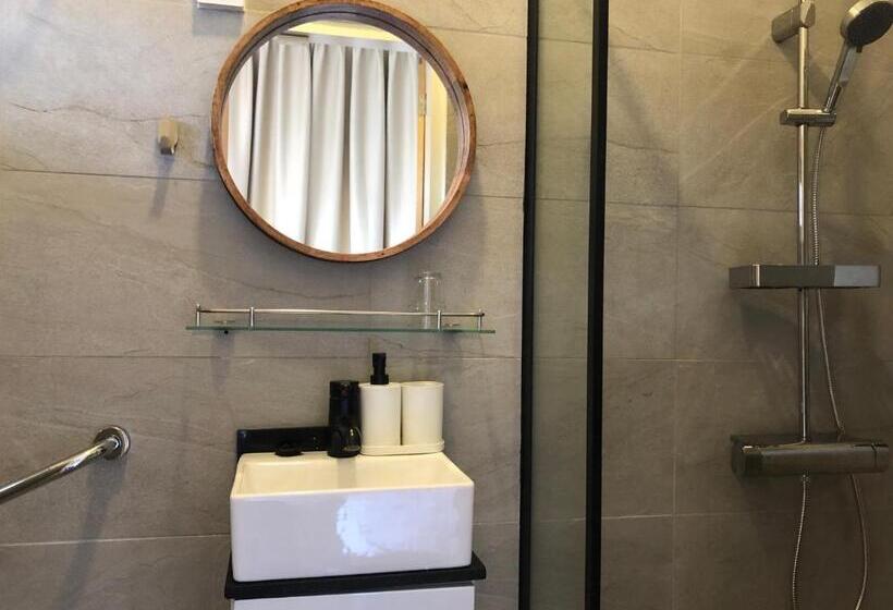 اتاق استاندارد یک تخته با بالکن, Villa Famiri Boutique