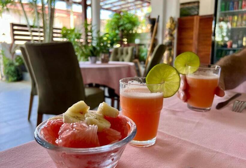 اتاق لوکس سه تخته, Villa Famiri Boutique