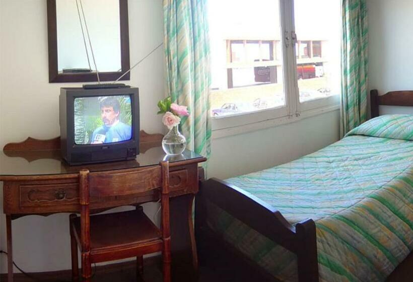 חדר סטנדרט לשלושה, Gaudí