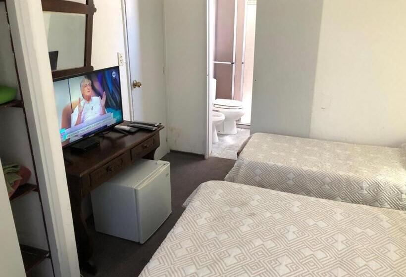 חדר סטנדרט לשלושה, Gaudí