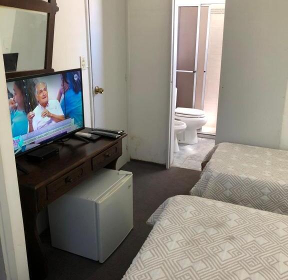 חדר סטנדרט לשלושה, Gaudí