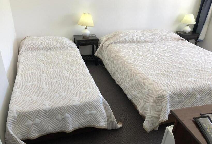 חדר סטנדרט לשלושה, Gaudí