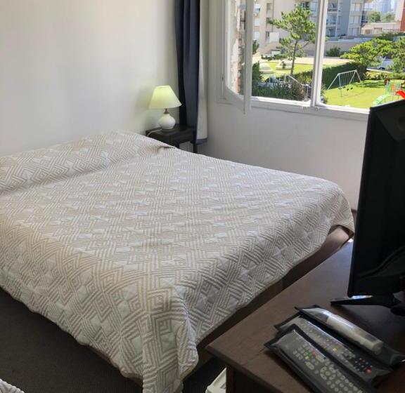 חדר סטנדרט לשלושה, Gaudí