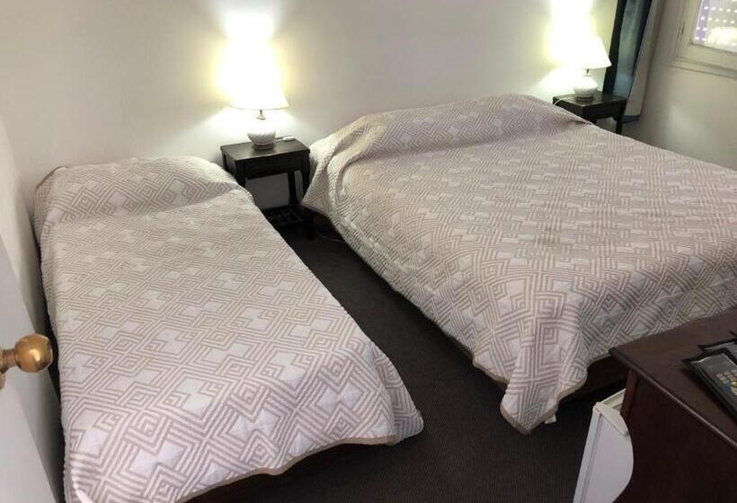 חדר סטנדרט לשלושה, Gaudí