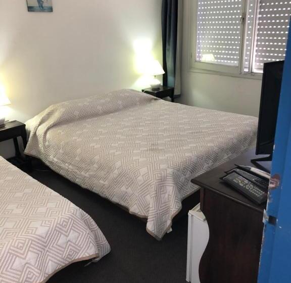 חדר סטנדרט לשלושה, Gaudí