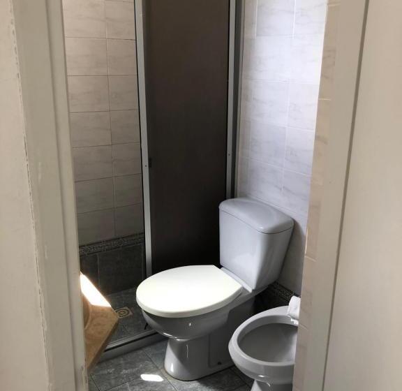 חדר סטנדרט לשלושה, Gaudí