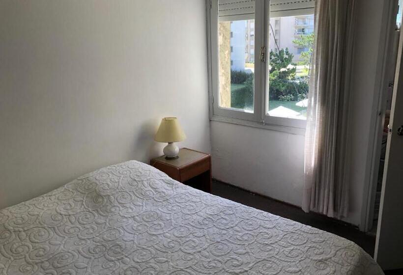 חדר סטנדרט לשלושה, Gaudí