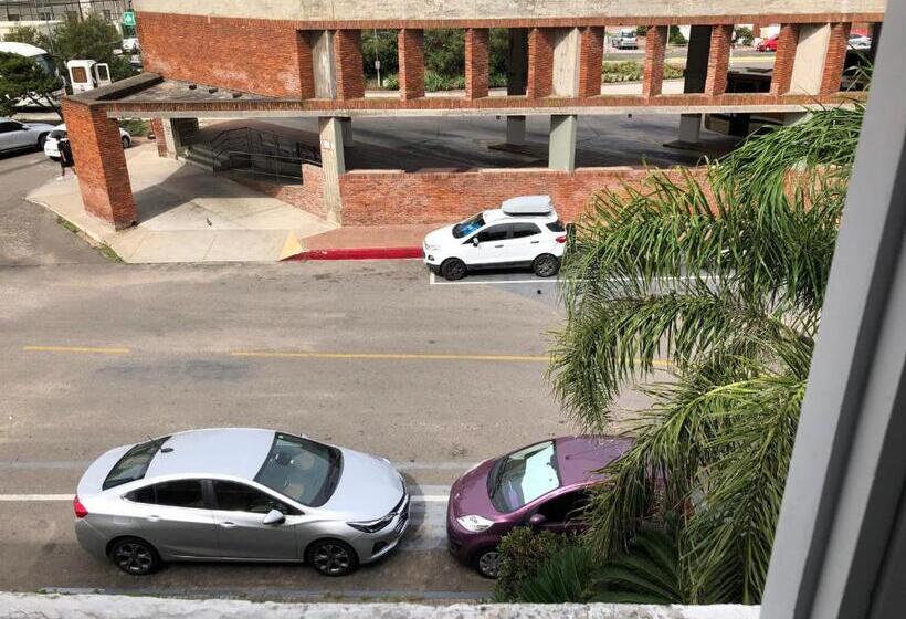 חדר סטנדרט לארבעה, Gaudí