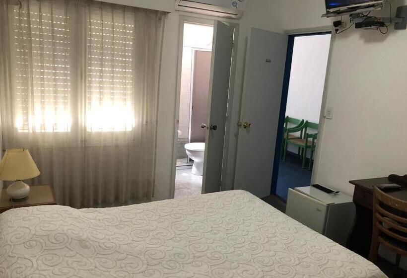 חדר סטנדרט לשלושה, Gaudí