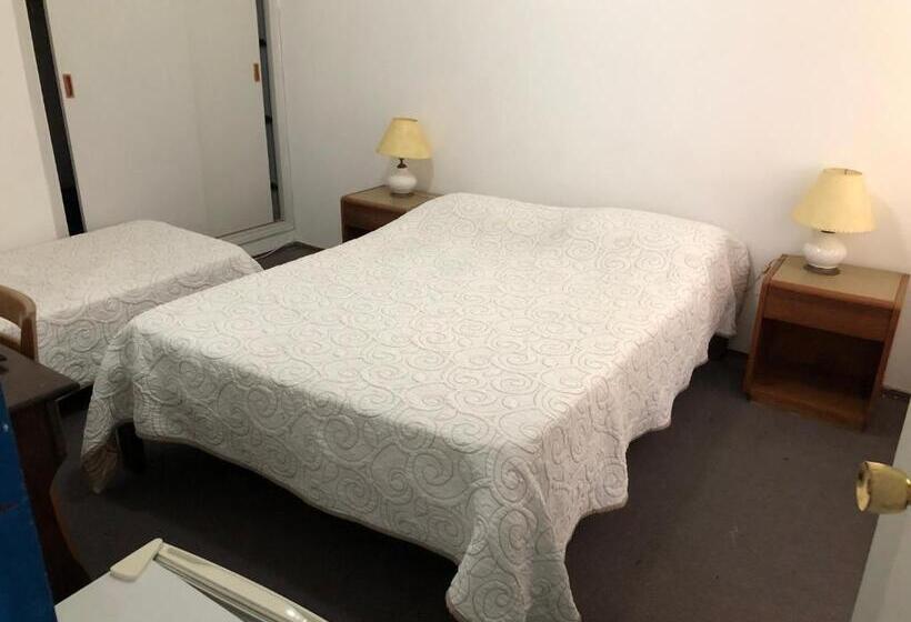 חדר סטנדרט לשלושה, Gaudí