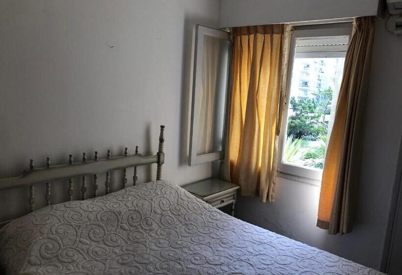 חדר סטנדרט לשלושה, Gaudí