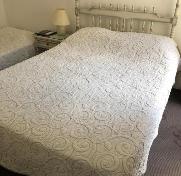 חדר סטנדרט לשלושה, Gaudí