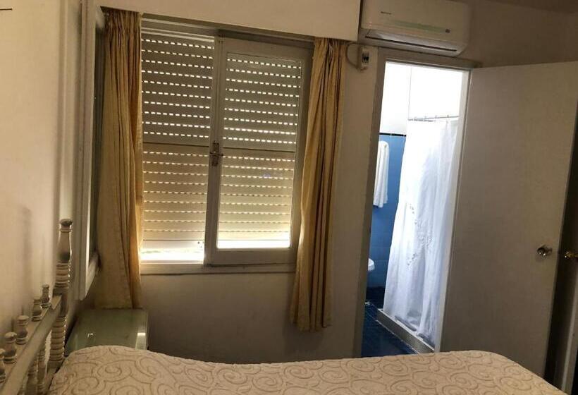 חדר סטנדרט לשלושה, Gaudí