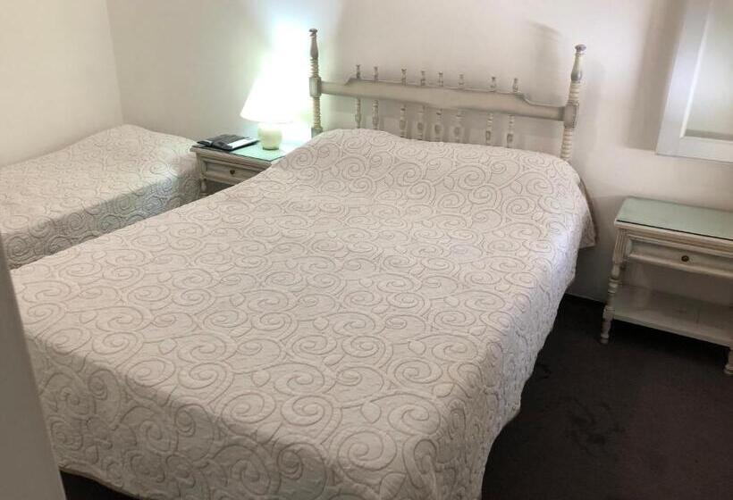 חדר סטנדרט לשלושה, Gaudí