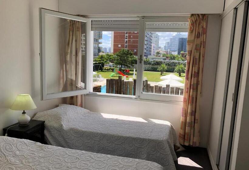 חדר סטנדרט לשלושה, Gaudí