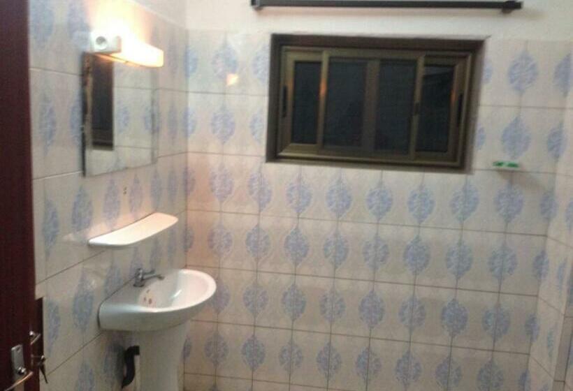 غرفة قياسية فردية, Marie Antoinette Kara