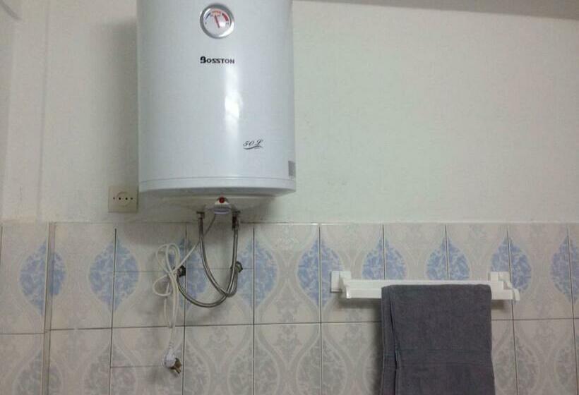 غرفة قياسية فردية, Marie Antoinette Kara