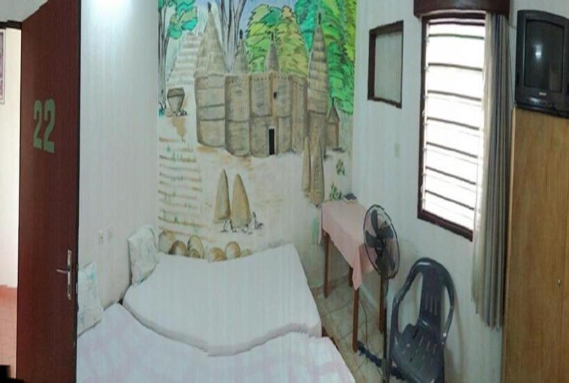 غرفة قياسية فردية, Marie Antoinette Kara