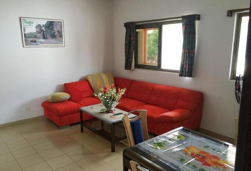 شقة غرفة واحدة, Marie Antoinette Kara