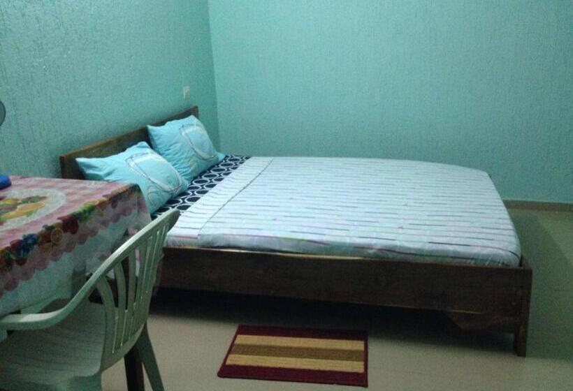 شقة غرفة واحدة, Marie Antoinette Kara