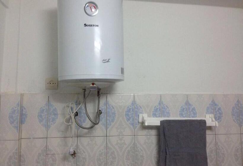 شقة غرفة واحدة, Marie Antoinette Kara