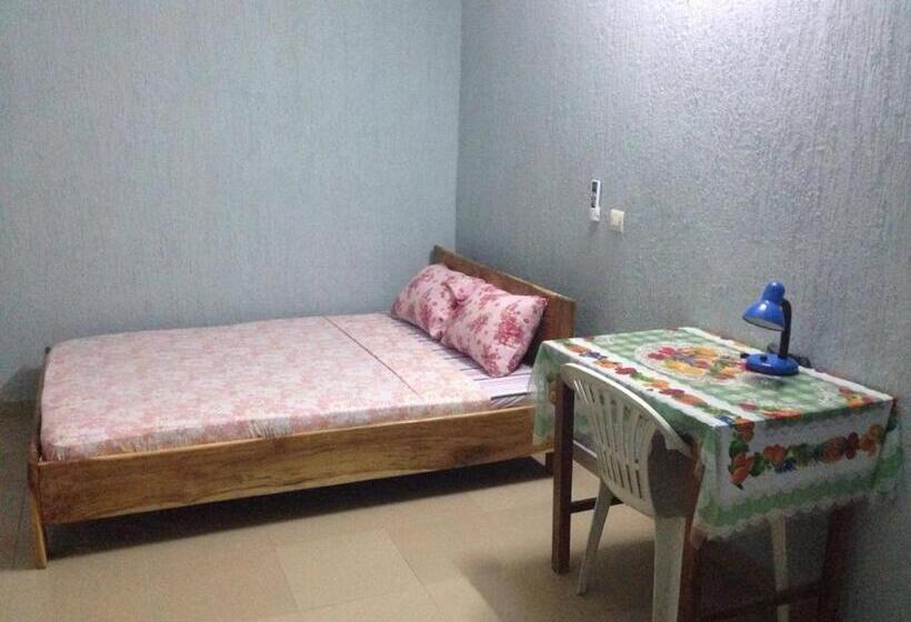 شقة غرفة واحدة, Marie Antoinette Kara