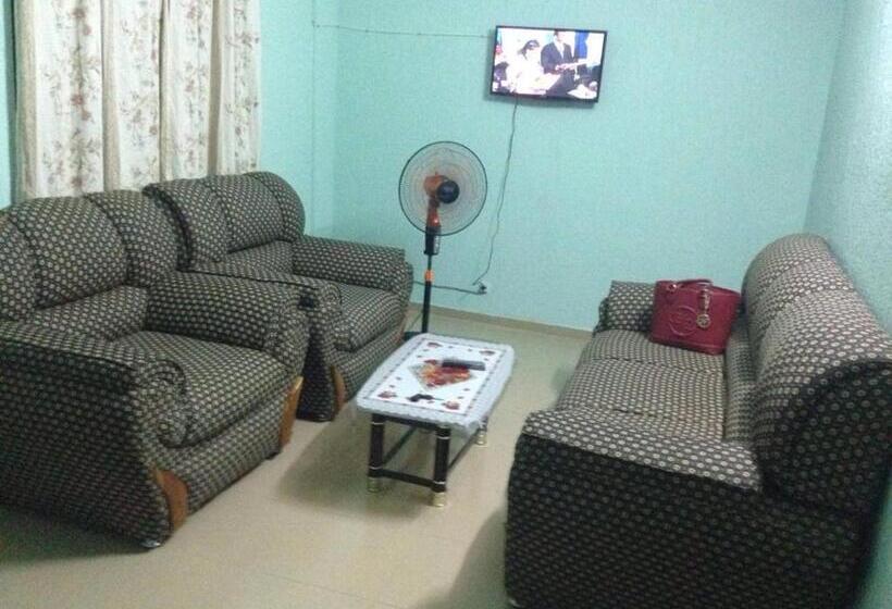 شقة غرفة واحدة, Marie Antoinette Kara