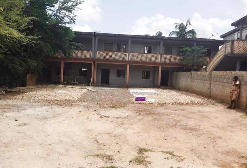 شقة غرفة واحدة, Marie Antoinette Kara