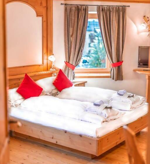 سوئیت جونیور با چشم‌انداز کوهستان, Spol   Adults Only