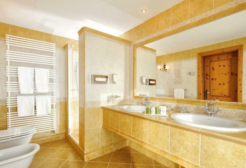 سوئیت جونیور با چشم‌انداز کوهستان, Spol   Adults Only