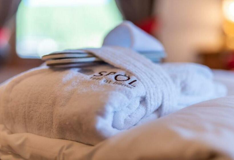 سوئیت جونیور با چشم‌انداز کوهستان, Spol   Adults Only