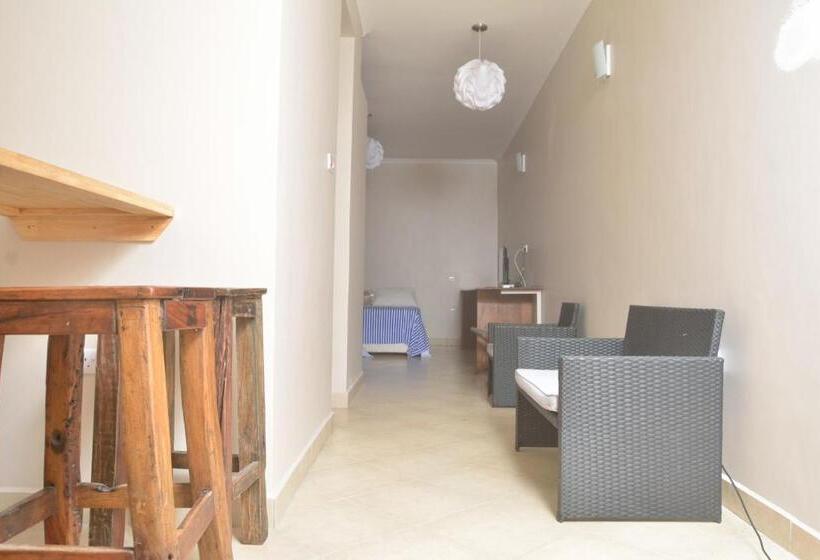 Deluxe Studio, Triniti Airport